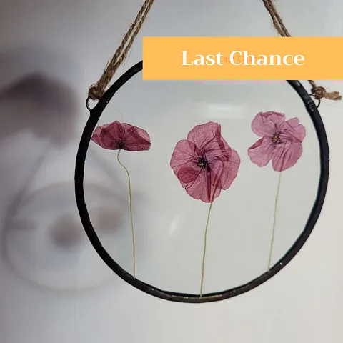 This 6" circular frame includes a trio of real pressed poppies. All our frames are handmade using the Tiffany stained glass technique and a lead free solder. This frame has been stained with a black patina. On purchase your pressed flower frame will be beautifully wrapped and packaged to ensure it reaches you safely. Efforts have been made to use eco friendly packaging wherever possible. Trio of Poppies Real Pressed Poppy Flower Floating Frame